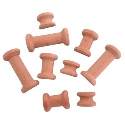 conjunto de bobinas em madeira natural de vários tamanhos