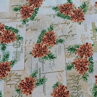 Tecido com padrão de pinhas, ramos verdes e textos manuscritos em fundo bege