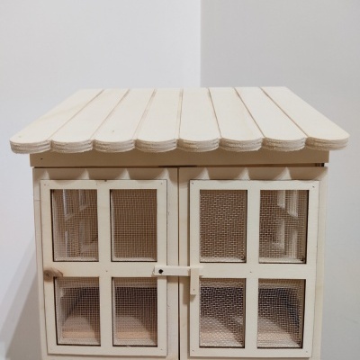 Casota ou armário branco de madeira com duas portas e tela metálica