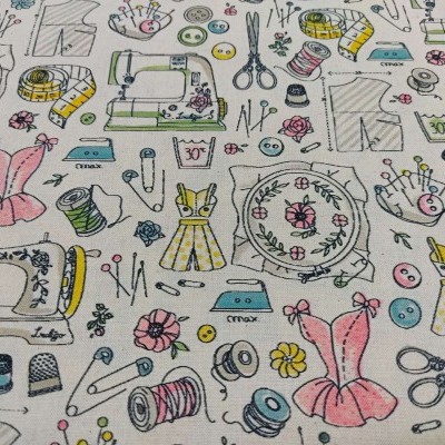 tecido com padrão de ilustrações de costura coloridas sobre fundo branco