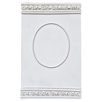 Painel decorativo branco em relevo com ornamentos florais e oval central