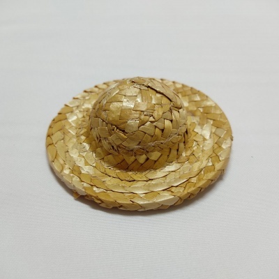 Chapéu de palha trançada pequeno em fundo branco