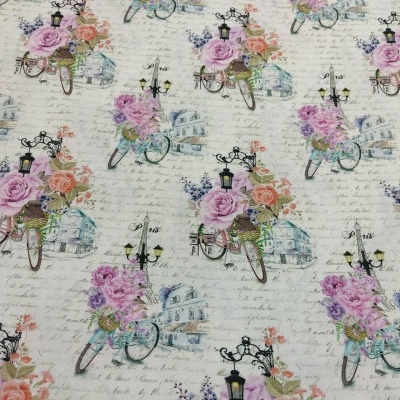 Pano com padrão de bicicletas antigas com flores e edifícios em fundo branco