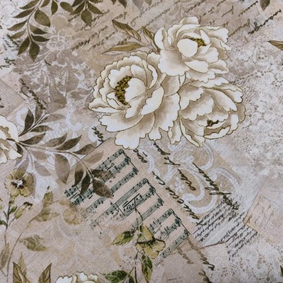 Tecido floral em tons bege e creme com estampas de notas musicais e texto manuscrito.
