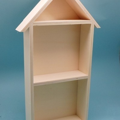 Estante de madeira clara em forma de casa com duas prateleiras