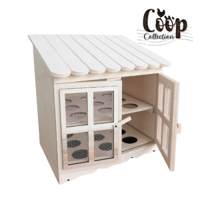 Casinha branca para galinhas com portas em malha metálica e logo Coop Collection