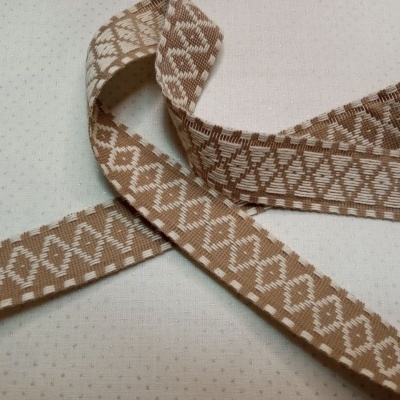 Fita têxtil castanha com padrão geométrico em bege