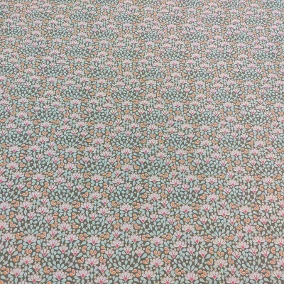 Tecido com padrão floral verde, branco, cor-de-rosa e laranja