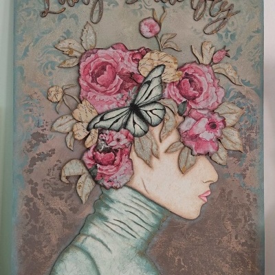 Quadro decorativo com pintura de mulher, flores e borboleta com texto 'Lady Butterfly'.