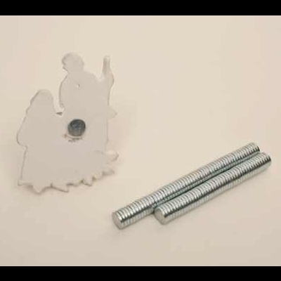 Conjuntos de molas metálicas e peça branca recortada sobre fundo branco