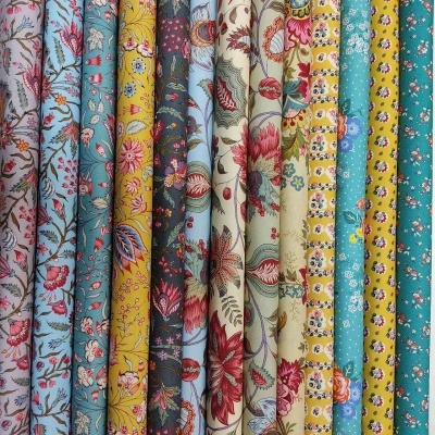 Panos de tecido com padrões florais em várias cores