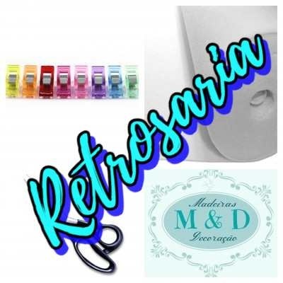 Conjunto de roupas de molas coloridas, tijolo, tesoura e logótipo M&D decorações