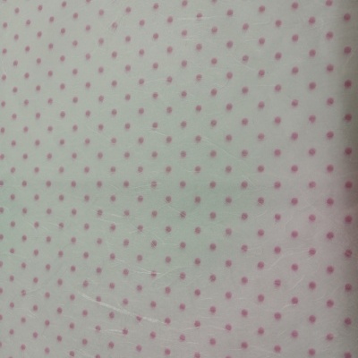 tecido branco com pontos cor-de-rosa pequenos