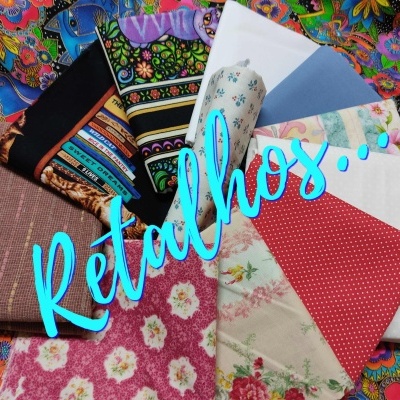 Diversos retalhos de tecido coloridos com padrões florais, bolinhas e riscas, com texto azul claro 'Retalhos...'