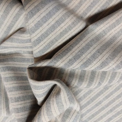tecido cinza claro e bege com riscas horizontais e textura visível