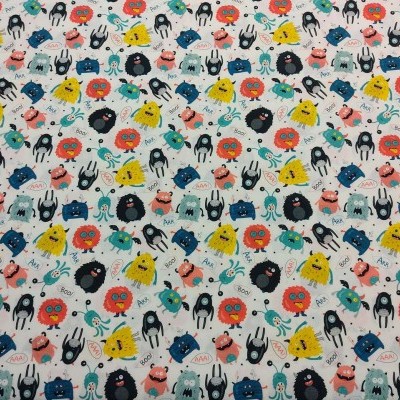 Tecido branco com padrão de monstros coloridos e palavras divertidas.