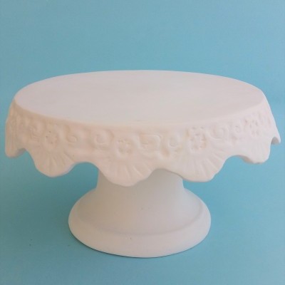 Suporte para bolos branco em cerâmica com decoração floral em relevo