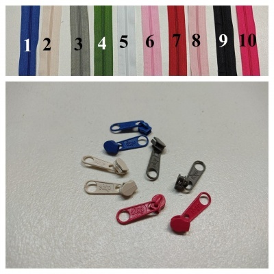 Fechos de correr coloridos numerados e puxadores soltos sobre fundo branco