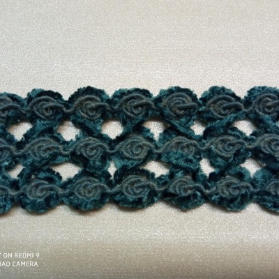 Faixa azul petróleo bordada com padrão de rosas entrelaçadas