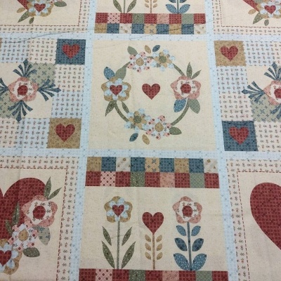 tecido estampado com corações e flores em padrão quadriculado