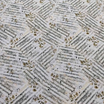 tecido branco com padrão de partituras musicais e elementos dourados
