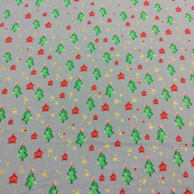 Tecido cinzento com árvores de Natal verdes e estrelas vermelhas e amarelas