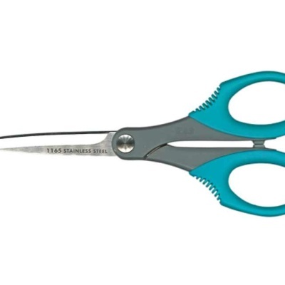 Tesoura com lâminas de aço inoxidável e cabos azuis com detalhes cinza