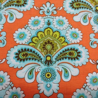 tecido com padrão floral em azul, verde, castanho, branco e laranja