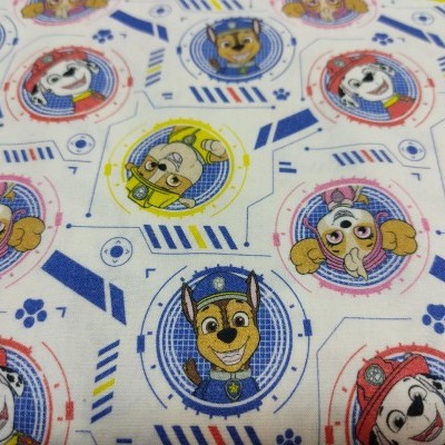 Tecido com padrão de personagens da Patrulha Pata em círculos coloridos sobre fundo branco