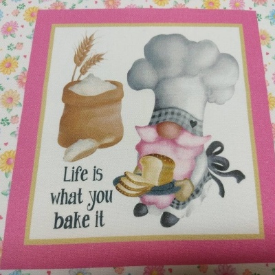 Quadrado decorativo com coelho chefe de cozinha e texto inspirador em tecido com flores coloridas