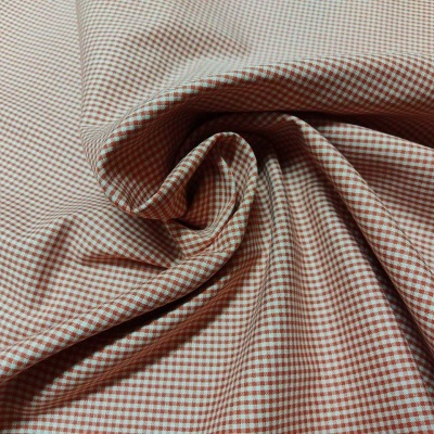Tecido xadrez castanho e branco dobrado com padrão pequeno