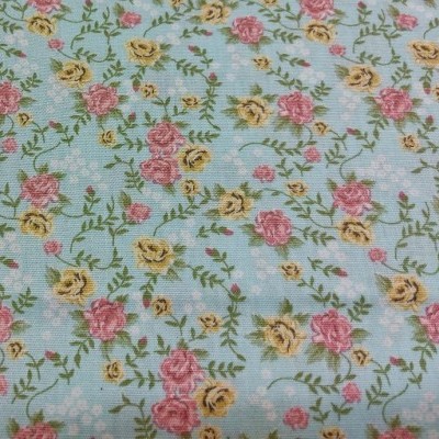 Tecido azul claro com padrão floral cor-de-rosa, amarelo e verde