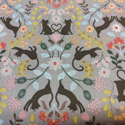 tecido padrão gatos castanhos e flores coloridas fundo cinza