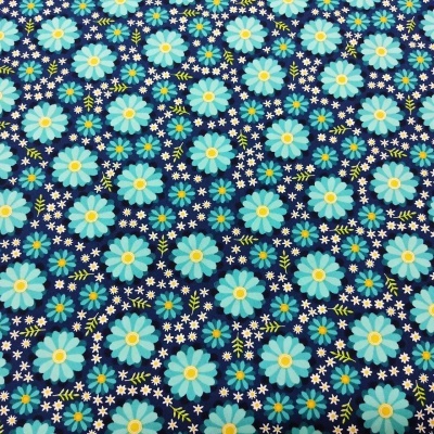 Tecido azul escuro com padrão de flores azuis claras e amarelas