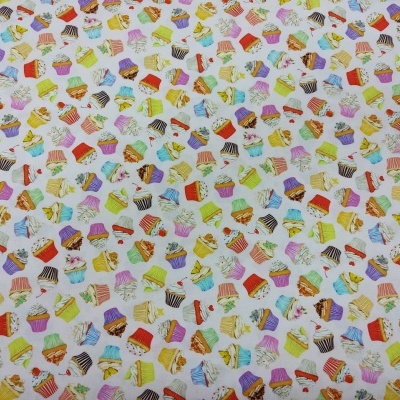 Tecido branco com padrão de pequenos bolos coloridos