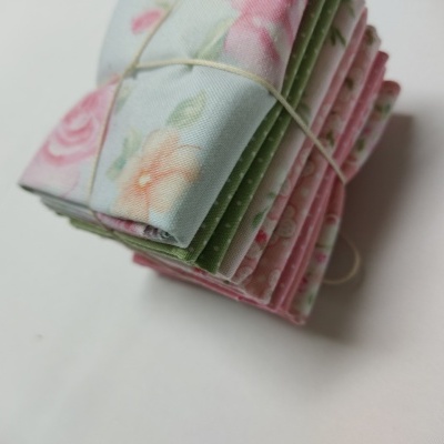 Pacote de tecidos florais dobrados e amarrados com elástico