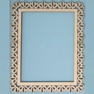 Moldura de madeira clara com padrão floral recortado e fundo azul.