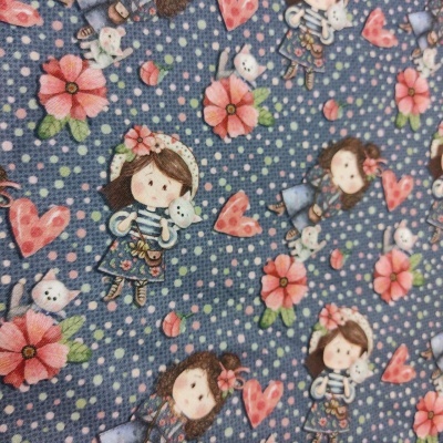 Tecido azul com bonecas, flores rosas e corações cor-de-rosa