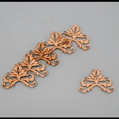 Peças decorativas de madeira com formato de folhas em fundo cinza