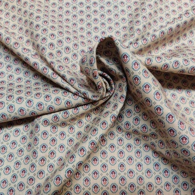 Tecido bege com padrão floral azul, vermelho e cinzento