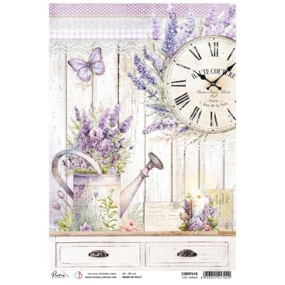 Imagem decorativa com relógio branco, flores lilás, regador, velas e gavetas brancas.