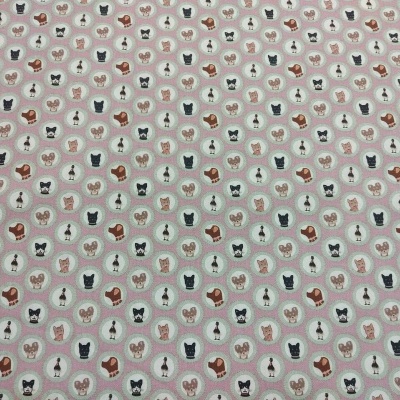 Tecido rosa claro com padrão de silhuetas de cães em círculos beges
