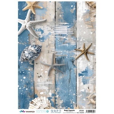 Papel japonês decorativo com padrão marinho de estrelas do mar e conchas sobre tábuas de madeira azuis e brancas.