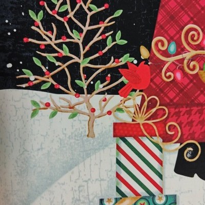 Tecido com estampa de Natal mostrando uma árvore decorada, um pássaro vermelho e caixas de presente coloridas.
