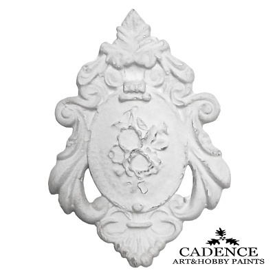 Aplicação decorativa branca de resina com relevo de flores e ornamentos barrocos