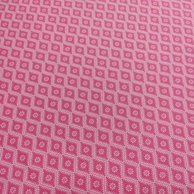 Tecido rosa com padrão geométrico em losangos e detalhes florais