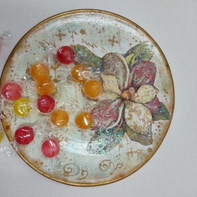 Prato decorativo florido com pastilhas de goma coloridas em fundo branco