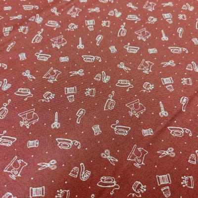 Tecido castanho com padrão branco de ícones de costura e pequenos pontos.