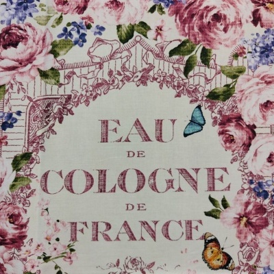 Tecido estampado com flores, borboletas e texto Eau de Cologne de France