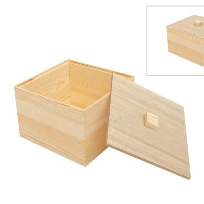 Caixa quadrada em madeira clara com tampa removível